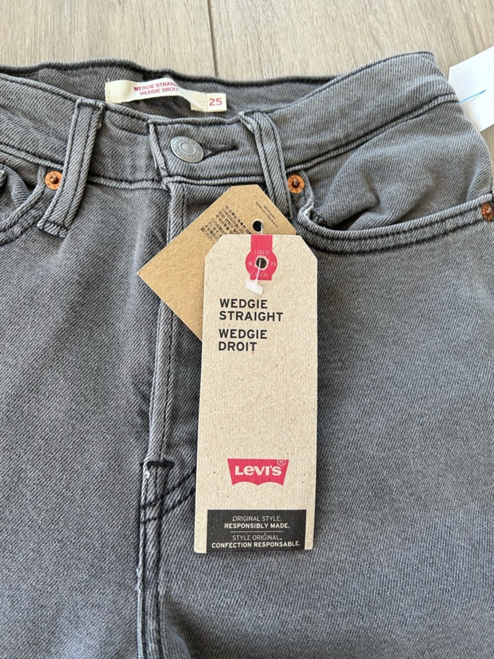 NWT Levi’s Wedgie Straight Grey High Rise Jeans Wardrobe Staple Classic Casual - Picture 6 of 7